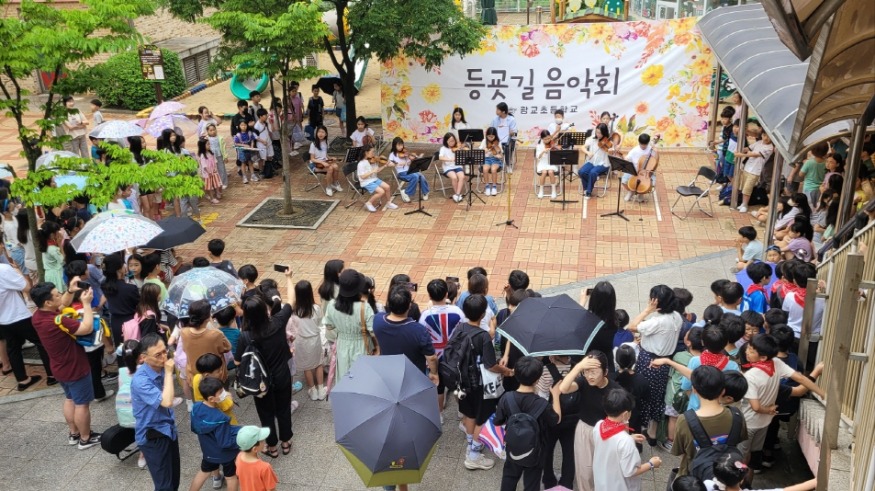 [크기변환]사진1(수원 광교초, ‘등굣길 음악회’로 학생들의 마음을 따뜻하고 행복하게!).jpg