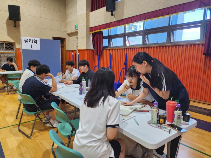 [크기변환]보도사진1(2024.7.12. 시흥고등학교, 2024학년도 학생 주도 교육과정 박람회 운영)물리학부스.jpg