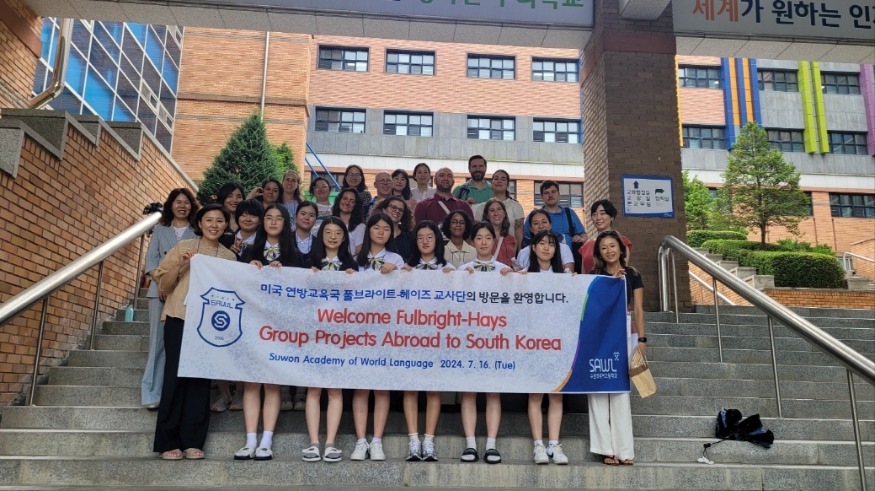 [크기변환]사진1(수원외고, 미국 연방교육국 풀브라이트-헤이즈 교사단 교내방문 국제교류 프로그램).jpg