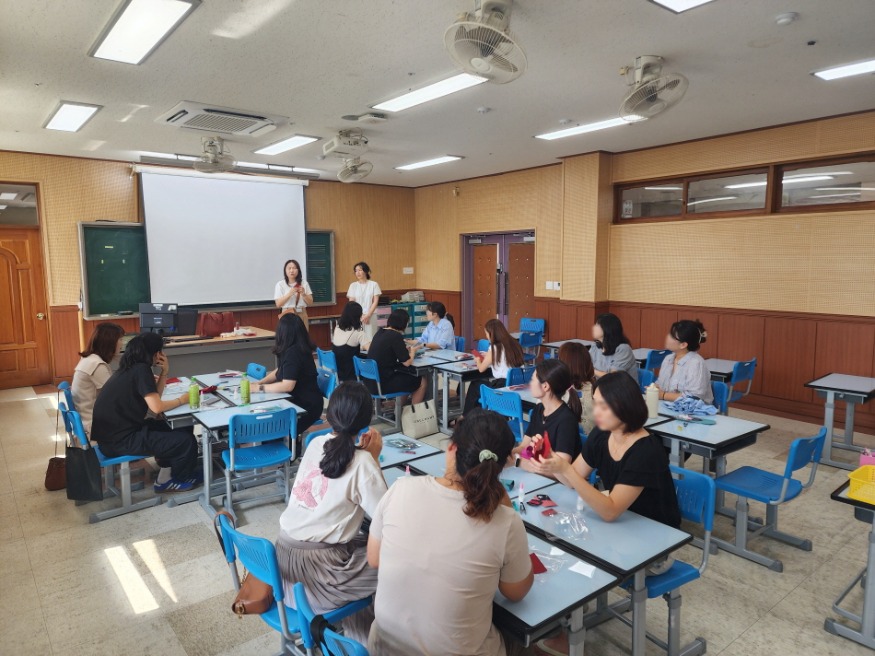 [크기변환]240909 대선초등학교, 학부모 가죽공예 연수 운영(사진1).jpg