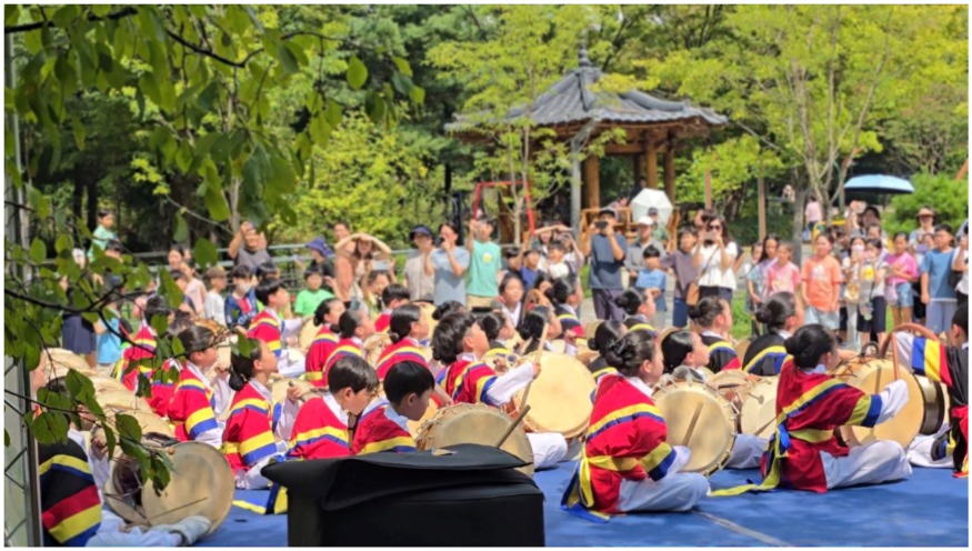 240910 영동초등학교, 사물놀이부 '영통3동 행복나눔축제' 공연(사진).jpg