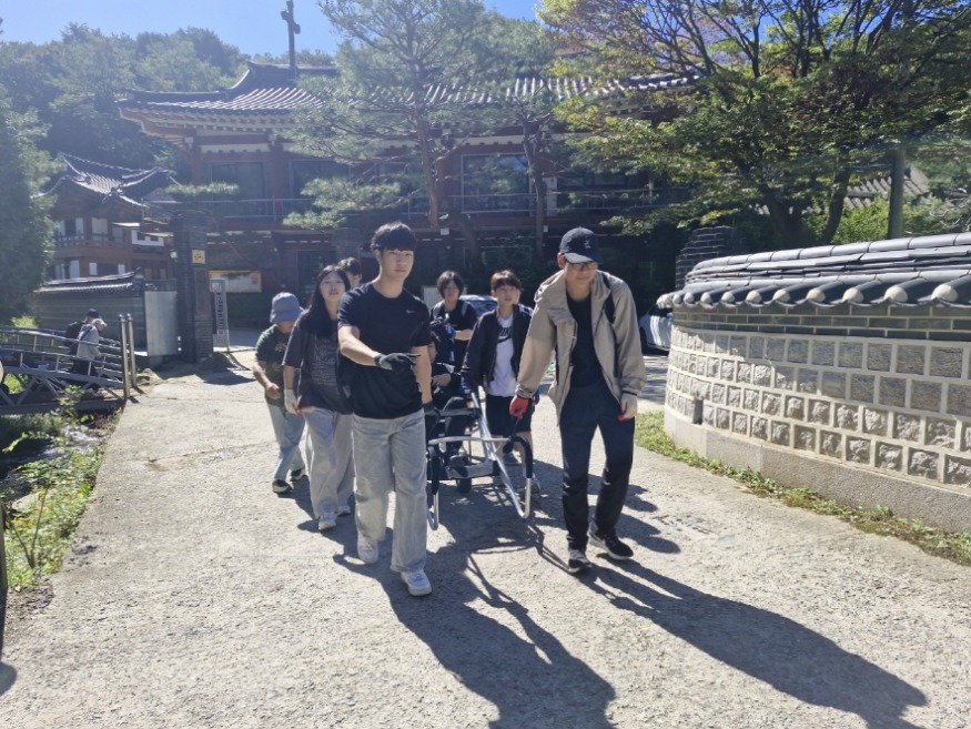 [크기변환][사진] 이천 경기새울학교, 척수장애인과 함께 남한산성 탐방(1).jpg