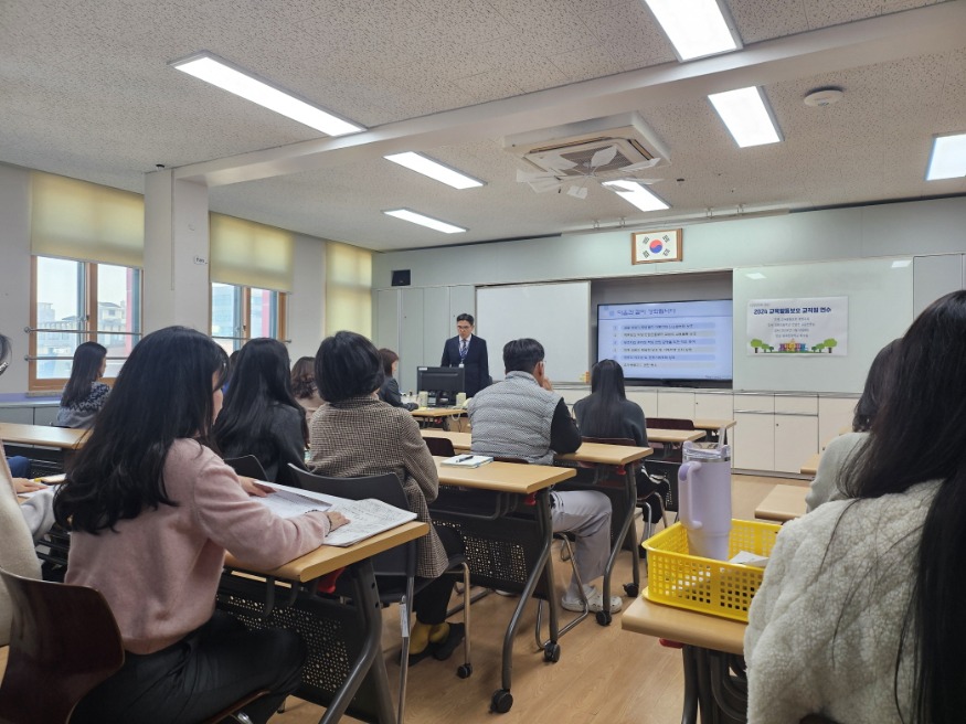 [크기변환]241129 수원교육지원청, 수원교권보호지원센터 '찾아가는 교육활동 보호 예방교육' 운영(사진1).jpg