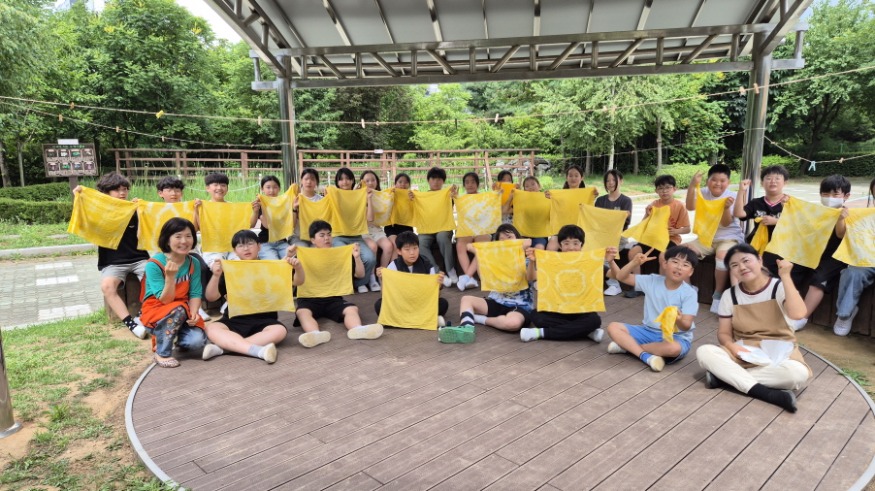 [크기변환]250702 “교실 밖 텃밭에서 자라는 배움” 수원중촌초, 찾아가는 도시농업 프로그램 운영(사진 1).jpg