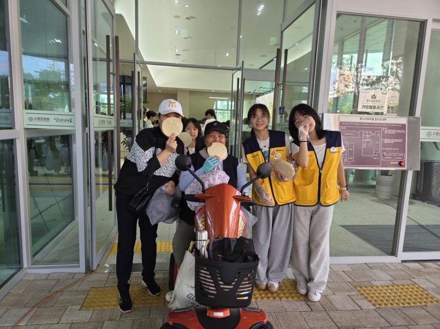 [크기변환]251002 '따뜻한 공경심' 칠보초 통통봉사단, 노인문화축제 참여(사진 1).jpg