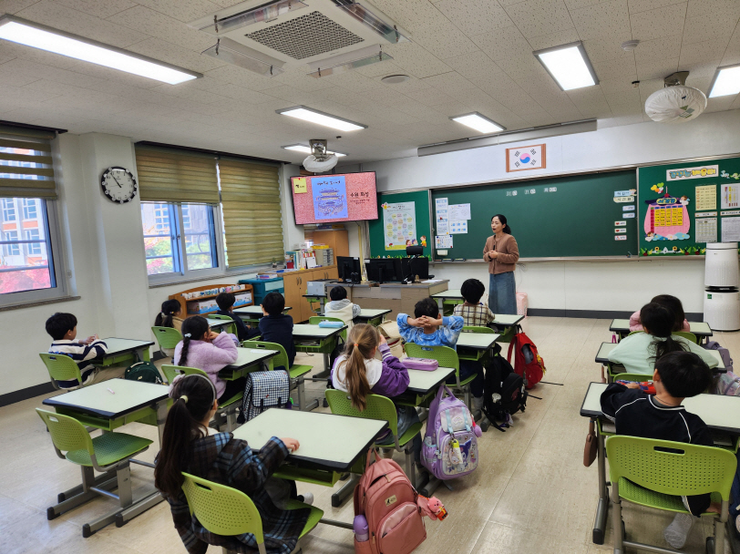 [크기변환]251112 수원 신성초, 동화책으로 배우는 ‘수원화성’ 역사수업 운영(사진 1).jpg