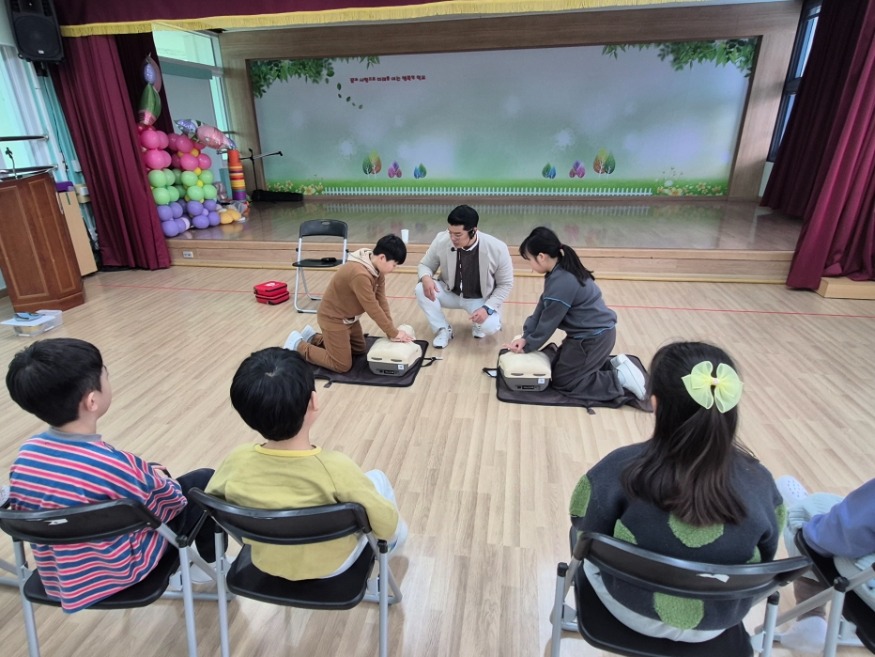 [크기변환]260311_경기도교육청안전교육관___‘찾아가는_학생_응급처치·심폐소생술_교육’_실시(경기도교육청안전교육관)(사진2).jpg