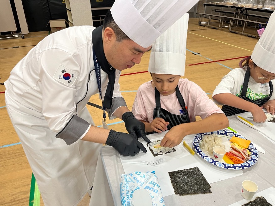 260401_경기도교육청-한국교육원_연계_문화교류사업_본격_시동(사진1_K-푸드_김밥만들기).jpg
