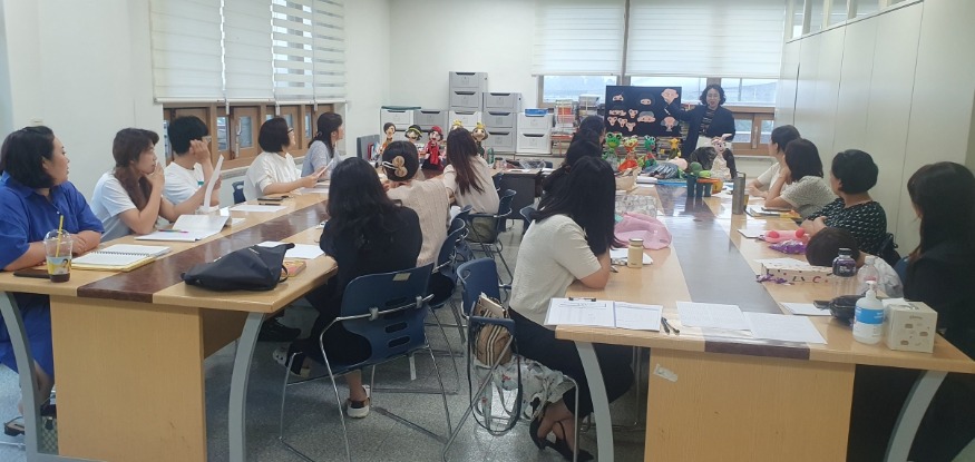 [크기변환]260401_화성_오산_학무보_대상_동화구연지도사_및_인형극_제작_연수_운영(경기도교육청화성도서관)(사진).jpg