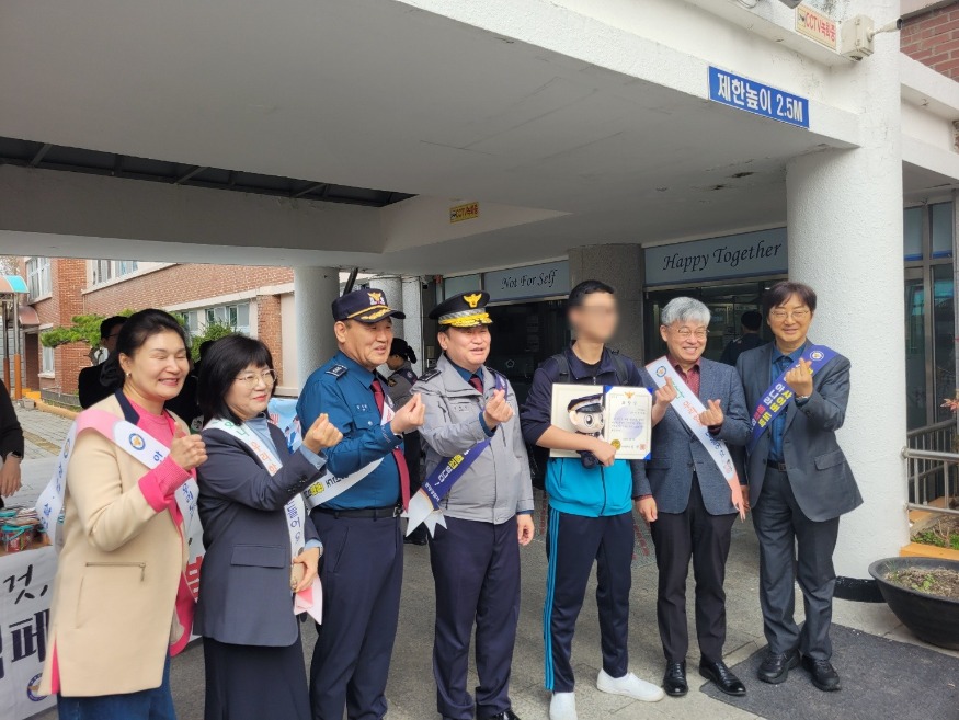 20260402 이매중, 하굣길 쓰러진 시민 심폐소생술로 생명구해(사진).jpg