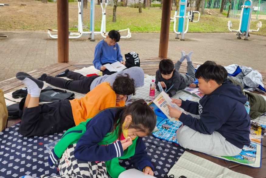 260406 효천초, 학교 주변 찾아“독서 피크닉” 운영 성료(사진 4).jpg