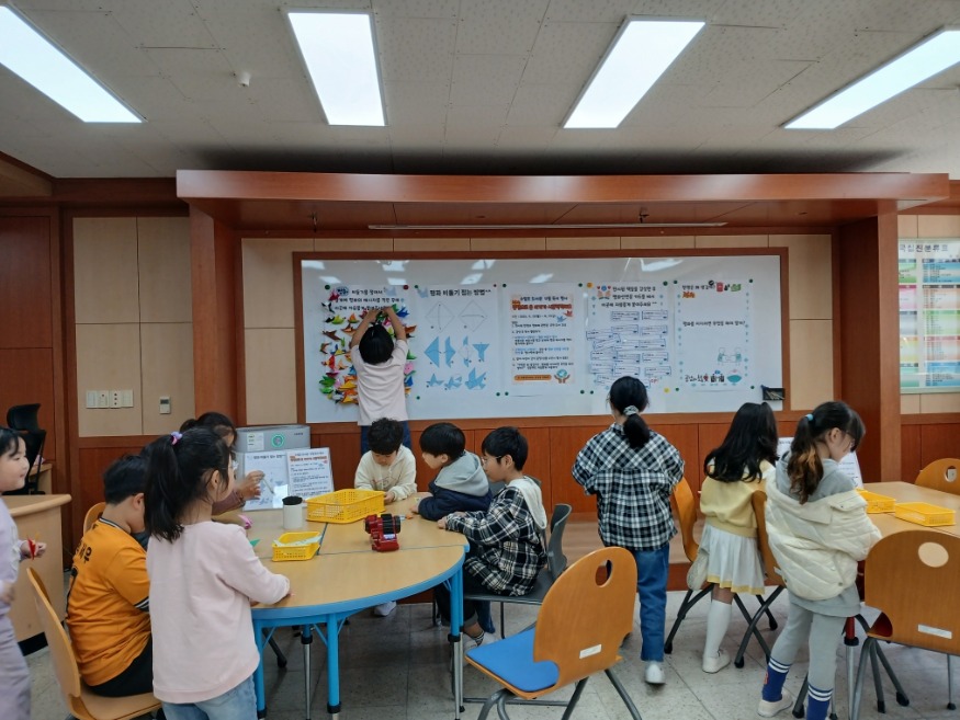 [크기변환]“전쟁으로 온 세계가 시끌벅적해요” 수일초, 전쟁과 평화 주제 4월 도서관 행사 운영(사진 1).jpg