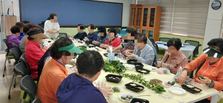 [크기변환]20260505 성남수정초, 지역주민 참여 학교 도서관 프로그램(사진2).jpg