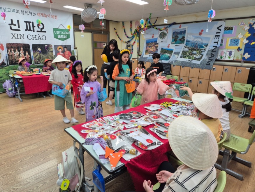 [크기변환]보도자료(2026.5.26. 옥터초, 베트남 시장 놀이로 다문화 감수성 키운다) (사진1).jpg
