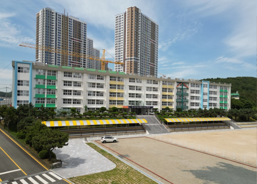 20260608 부산 최초 재개교 신연초, 교육공동체와 함께 새출발 알려_붙임.jpg