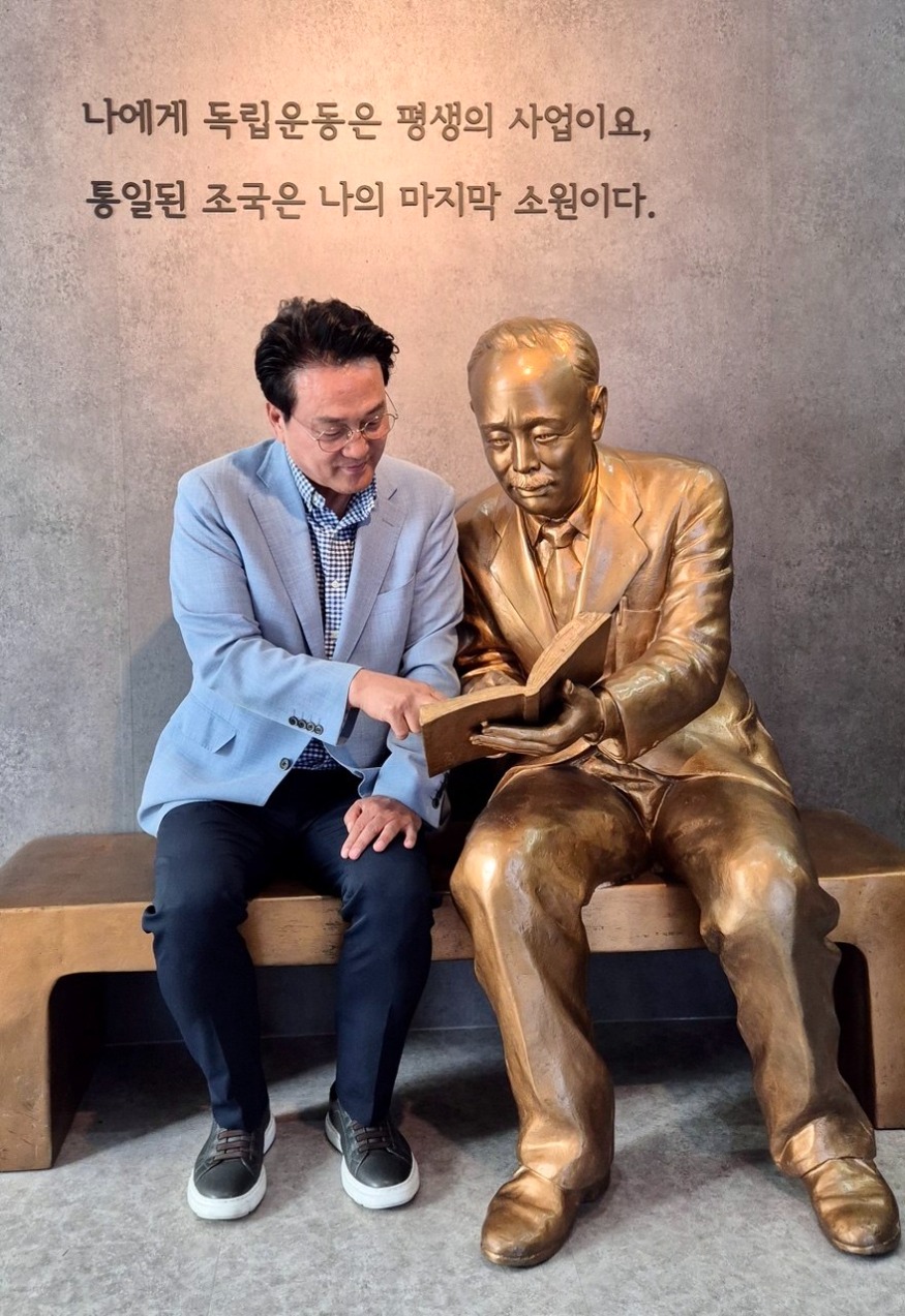 0605_(사진1) 안민석_당선_이튿날_몽양기념관_방문.jpg