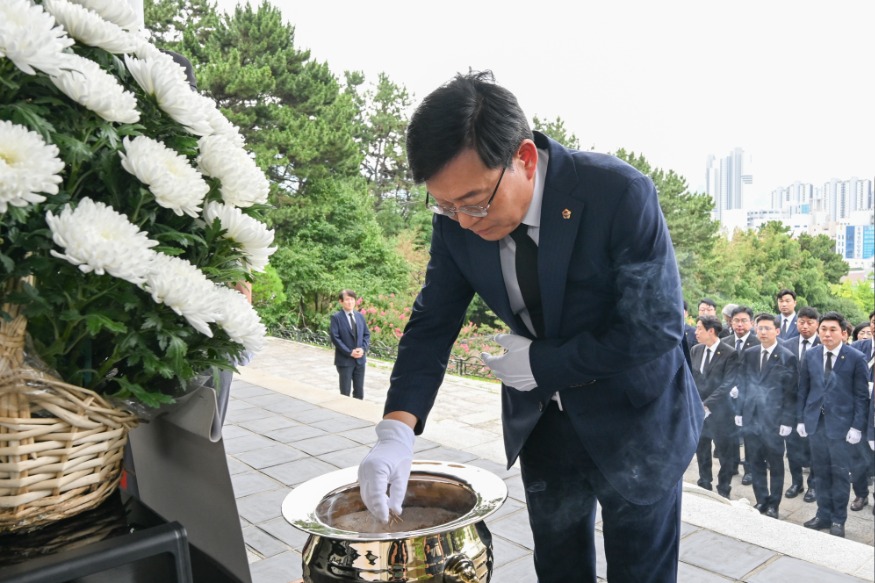 20260707 제10대 부산광역시의회 충렬사 참배(충렬사)27.jpg