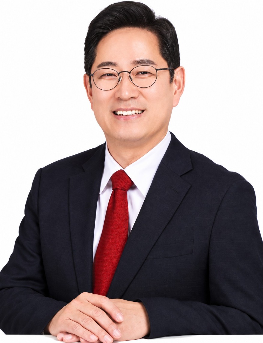 친근한 미소의 정장 인물사진.jpg